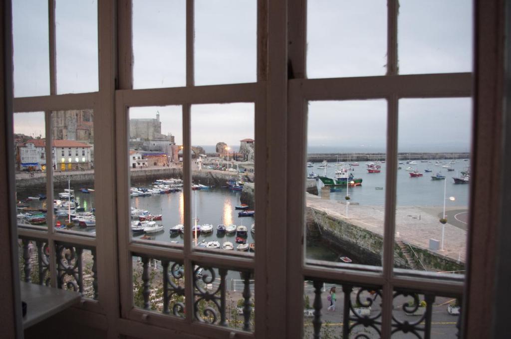 Pension "La Marina" Castro Urdiales Exterior photo