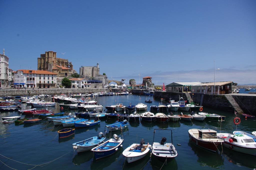 Pension "La Marina" Castro Urdiales Exterior photo